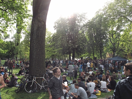 Tausend Menschen beim Schlagergarten Gloria im Volksgarten im Rahmen des Lendwirbel